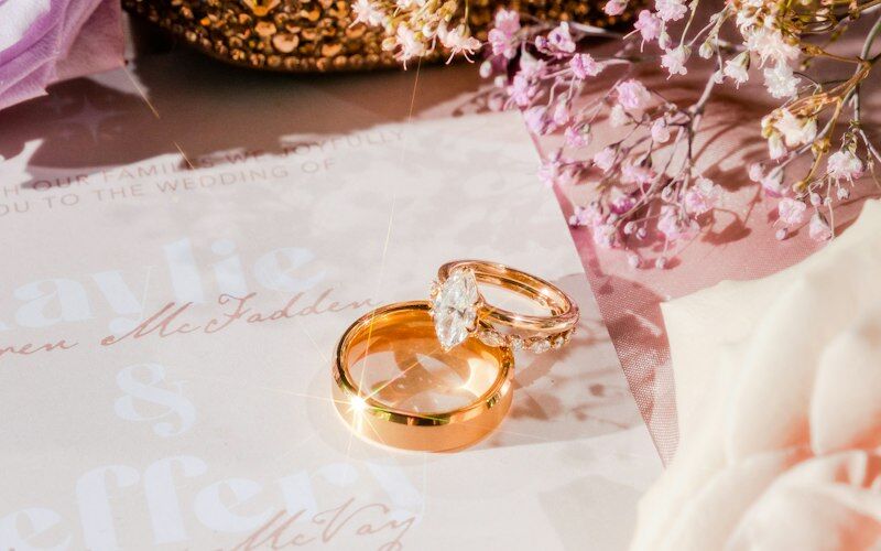 Cặp nhẫn cưới vàng trên thiệp cưới